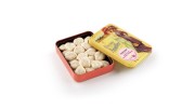 Amatller - Bloemblaadjes van witte chocolade met aardbei in bewaarblik - 60 gram